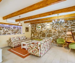 VILLA IN PIETRA CON PISCINA, IN ZONA TRANQUILLA!