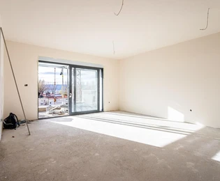 Omiš, prostorný dvoupokojový byt s výhledem, druhá řada od moře