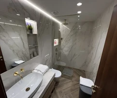 Split, Gripe, appartamento bilocale recentemente ristrutturato di 35 m² al piano terra dell'edificio.