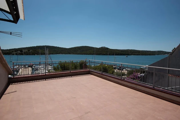 Tisno, exkluzív apartmanház a tenger mellett, panorámás tengerre néző kilátással és hajóval