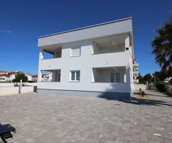 Südseite, erste Reihe zum Meer, Erdgeschoss