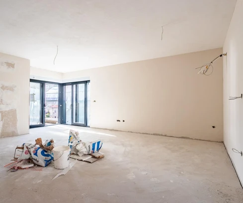 Omiš, geräumige Zweizimmerwohnung im vierten Stock, zweite Reihe vom Meer