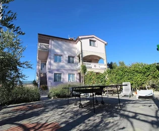 Dom z apartamentami na sprzedaż w Vrsi Zukve w Chorwacji