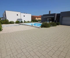 Bungalow joliment rénové avec garage et piscine sur un grand terrain