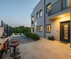 Istrie, région de Porec, maison jumelée de 120 m² avec piscine, sauna et activité de location touristique établie