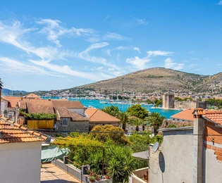 Prostrana kuća na prodaju s pogledom na more Trogir