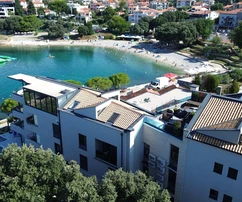 Első sorban a tengerparton található lakás eladó Medulinban Horvátországban