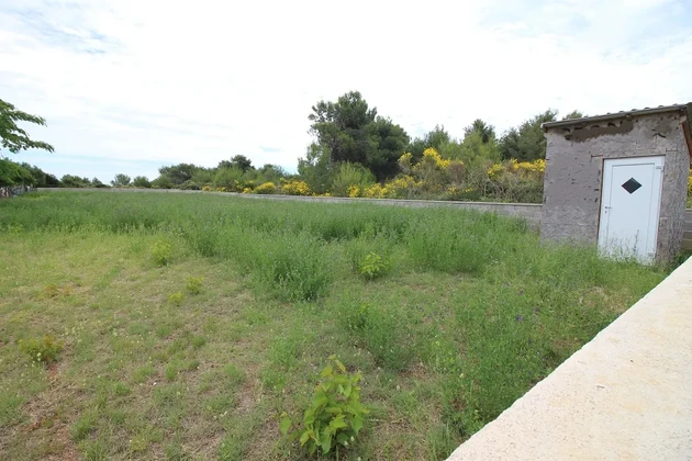 Poljoprivredno zemljište 1049 m²