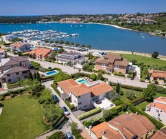 Villa for sale in Medulin featuring a pool and a garage in Croatia