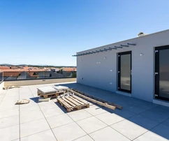 Vodice, nuova costruzione N2 - S5, appartamento moderno al secondo piano con terrazza sul tetto, 111,56 m²