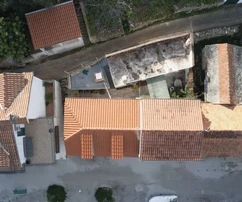 Drvenik Veliki, 2 egymás melletti ház garázzsal, borospincével és kerttel, közvetlenül a tengerparton.