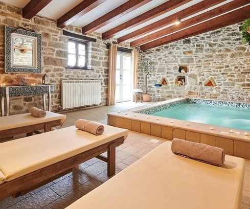 Istrie, Gračišće, villa rustique en pierre avec piscine intérieure et extérieure, sauna et parking