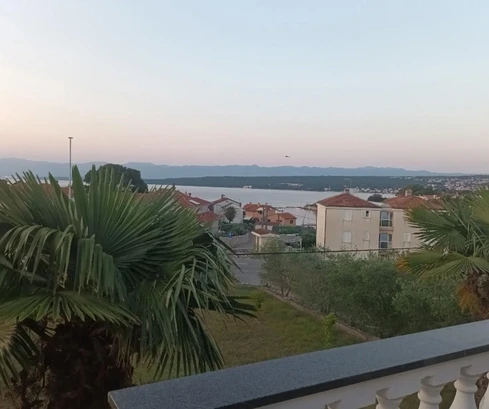 Samostatne stojaci dom s bytmi na predaj neďaleko mora v Chorvátsku