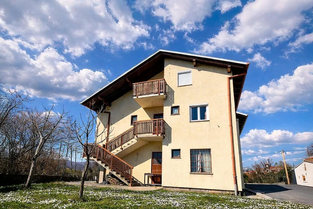 Rijeka, Marinići, Haus mit Geschäftsraum, Wohnung, Dachboden, Hof und Garage