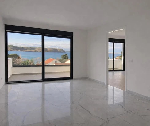 Zadar, Rtina, trzypokojowe mieszkanie w nowym budynku, 100 m od morza, widok, basen