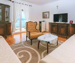 Priestranný dom v Omiši s nádherným výhľadom na more a viacerými samostatnými bytovými jednotkami