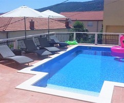 Exklusive Villa mit Pool und direktem Zugang zum Meer in der Region Trogir zu verkaufen