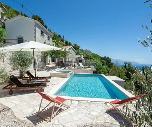 Villa de piedra con piscina en venta en Omiš, Croacia
