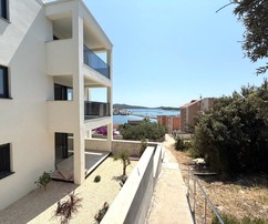 Moderner Apartment in Rogoznica mit Meerblick in Strandnähe zu verkaufen