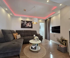 Appartement à vendre deuxième rangée de la mer avec garage Bibinje