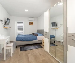 MAISON INDIVIDUELLE AVEC TROIS APPARTEMENTS, PISCINE ET VUE SUR LA MER !