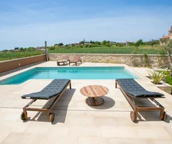 <p>Villa con piscina, nuova costruzione, posizione tranquilla, zona di Parenzo.</p>