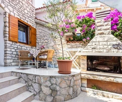 Encantadora casa antigua de piedra con apartamentos y restaurante en venta en Supetar, Croacia