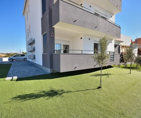 Vodice, appartamento con giardino e vista mare