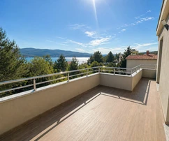 Dom z 4 apartamentami + dodatkowa działka - 2. linia od morza Pridraga, Chorwacja