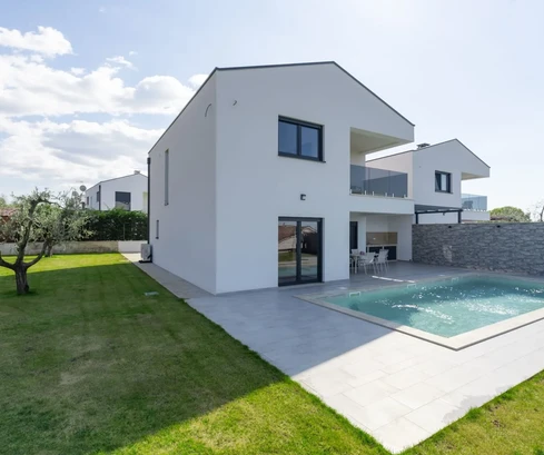 Istrien, Porec: Modernes Haus mit Pool und Meerblick