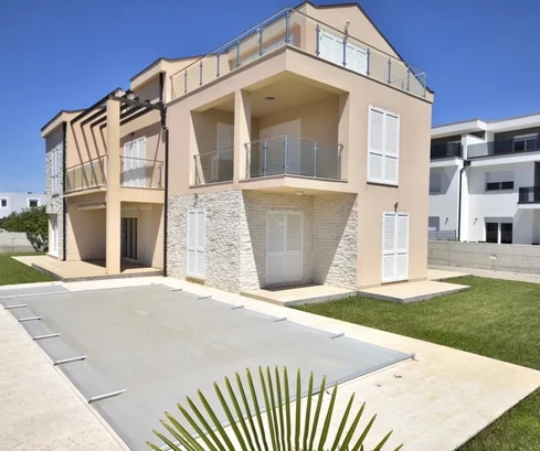 Srima, Vodice – Maison avec 4 appartements et piscine, à 800 m de la plage