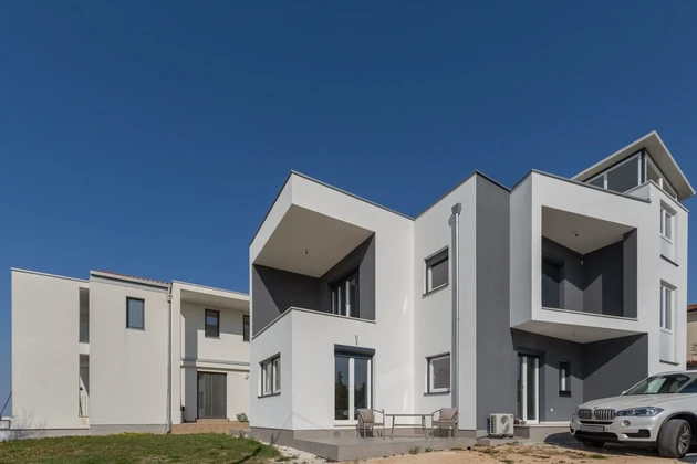 <p>EXKLUZIVNÍ – NOVÁ DVOJDOMEK S APARTMÁNY V ŠPIČKOVÉ LOKALITĚ, 6 KM OD MĚSTA A 3 KM OD PRVNÍCH PLÁŽÍ</p>