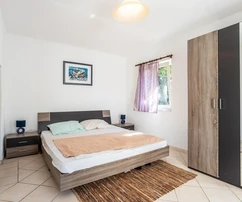 Detached house with apartments for sale in Milna in Croatia