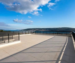 Penthouse s prostornou střešní terasou na prodej v Trogiru v Chorvatsku