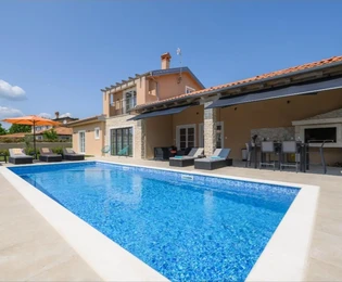 Elegante villa con piscina in vendita a Kanfanar in Croazia