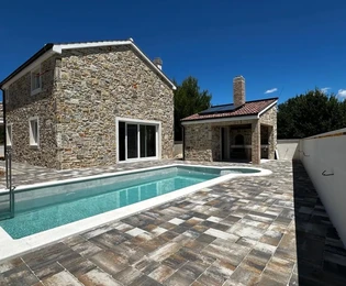 Villa in pietra con piscina in vendita a Vrsi in Croazia