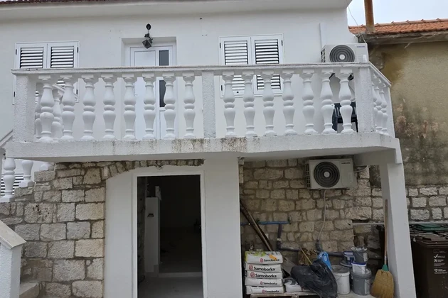 Šarmantna kuća u nizu na nekoliko koraka od plaže u Slatinama