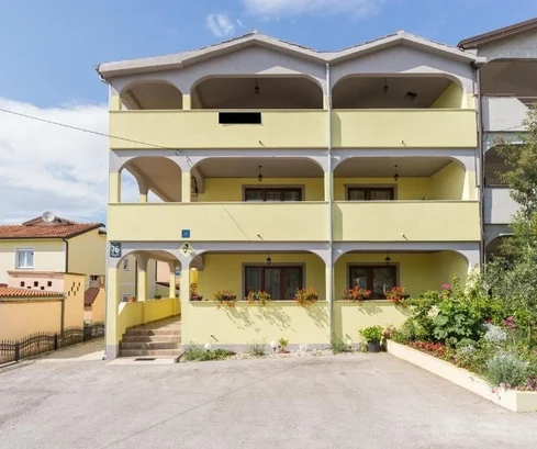 Istrien, Poreč - Geräumiges mehrfamilienhaus in meeresnähe