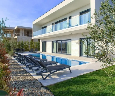 EXKLUSIVE STADTVILLA MIT SCHWIMMBAD UND PANORAMABLICK AUF DAS MEER, IN ATTRAKTIVER LAGE!