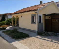 Vir, samostojeća kuća s garažom i mediteranskim vrtom, samo 120 m od mora