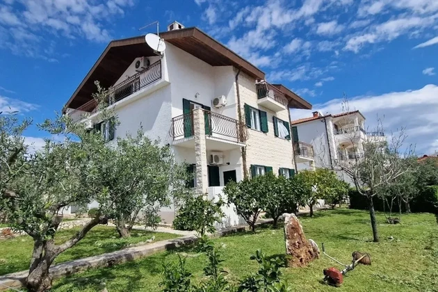 Ciovo, Okrug, apartment house 350 m2, 10 apartments, garage, sea view