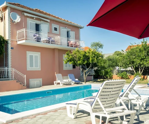 V centre Orebića je na predaj dom s bazénom v Chorvátsku