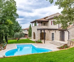 Poreč Center: Elegant stone villa with pool for sale