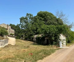 Pozemek na prodej ve Vižinadě s kamennými domy v Chorvatsku