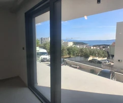 Makarska, appartamento con due camere da letto, terrazza e vista mare in un nuovo complesso