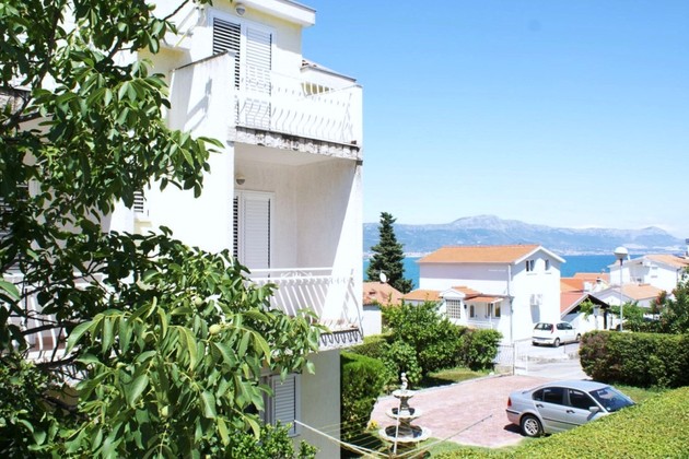 Wunderschönes Haus auf Čiovo mit fünf Wohnungen in unmittelbarer Nähe zum Meer