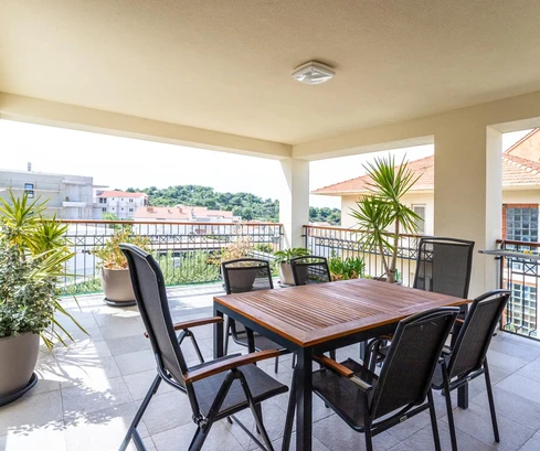 Wohnung mit Terrasse und Loggia auf Hvar zu verkaufen in Kroatien