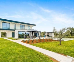 Atractiva villa rodeada de naturaleza con vistas panorámicas al mar, Kaštelir, ISTRIA.