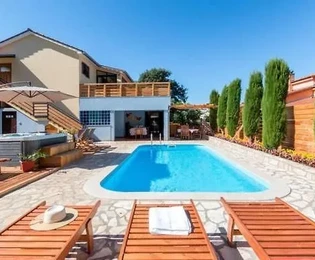 <p>Scopri il fascino dell'Istria, Loborika – Una villa sublime per la serenità della famiglia</p>