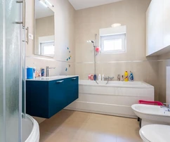 Casa espaciosa con terreno en venta en Vodice, Croacia